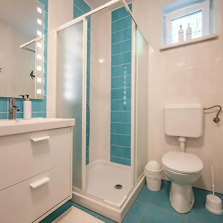 Apartma Med Krosnjami 아파트